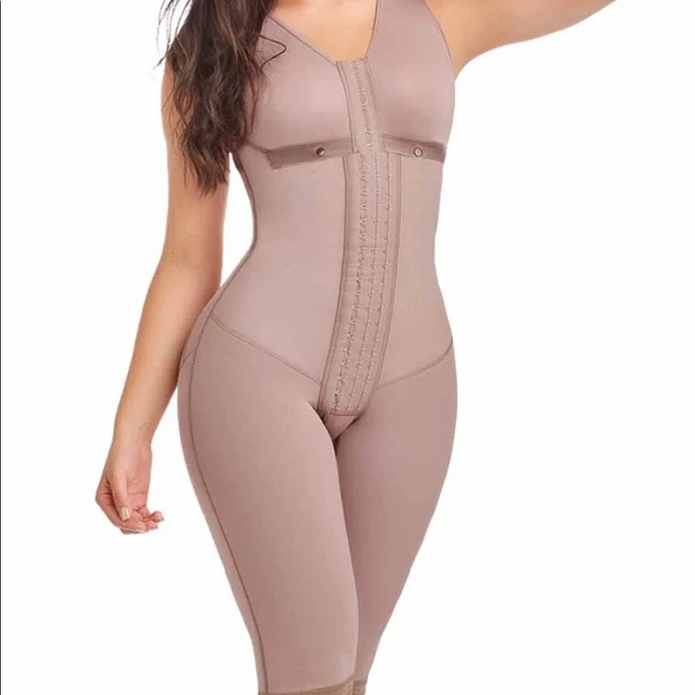 Its a knee shapewear, made in Colombia. Completely New with tags.